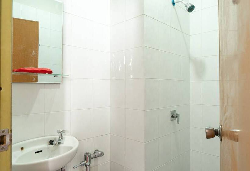 Номер Deluxe, Reddoorz Plus @ Sawah Besar