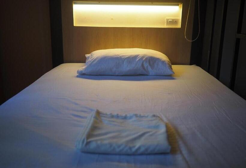 اتاق استاندارد, Baboon Hostel