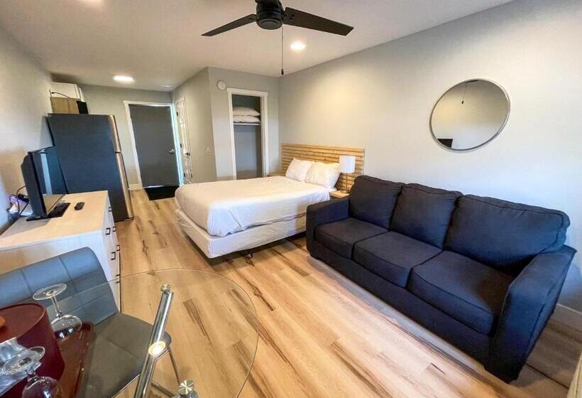 Standard studio with lake view, Lake Bluff Inn And Suites