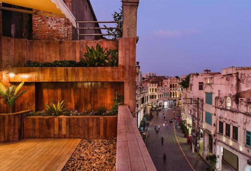 اتاق لوکس با بالکن, Wander Hostel
