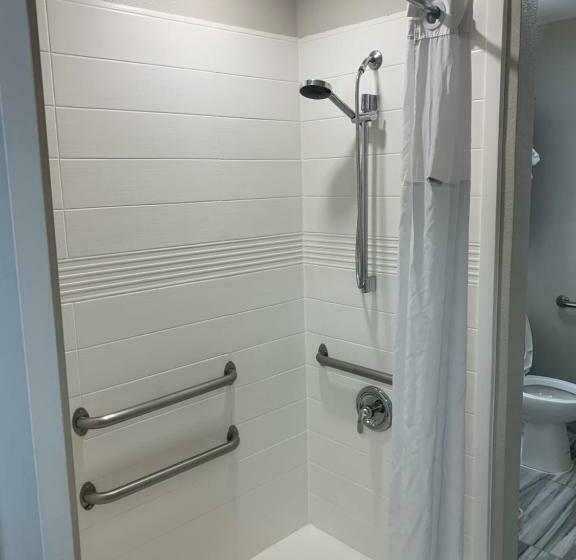 适合残疾人使用的标准间, Microtel Inn By Wyndham Charlotte Airport
