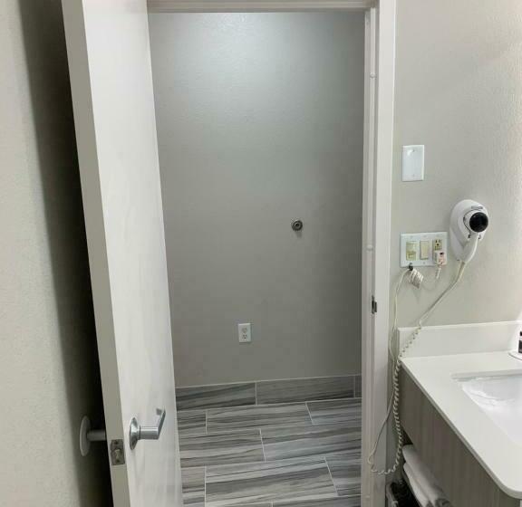 带大床的豪华间, Microtel Inn By Wyndham Charlotte Airport