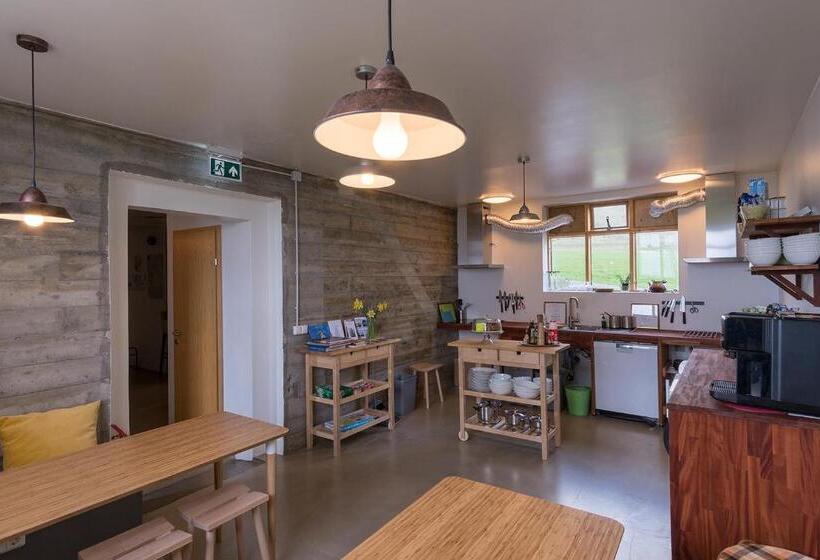 اتاق استاندارد سه تخته با سرویس بهداشتی مشترک, Skyrhusid Hi Hostel