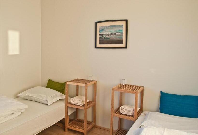 اتاق استاندارد سه تخته با سرویس بهداشتی مشترک, Skyrhusid Hi Hostel