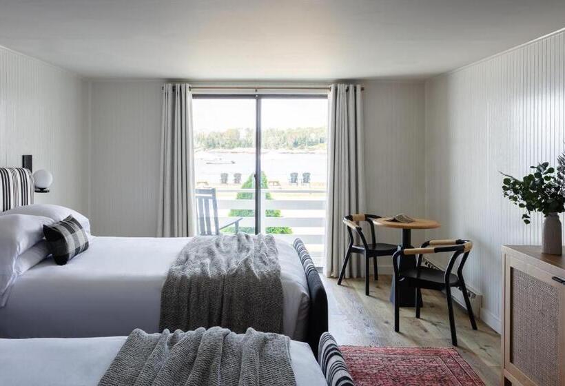 اتاق استاندارد چهارنفره با بالکن, Bluebird Ocean Point Inn