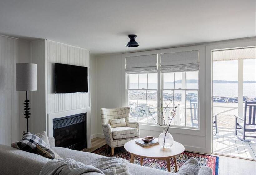 سوییت با چشم‌انداز دریا, Bluebird Ocean Point Inn