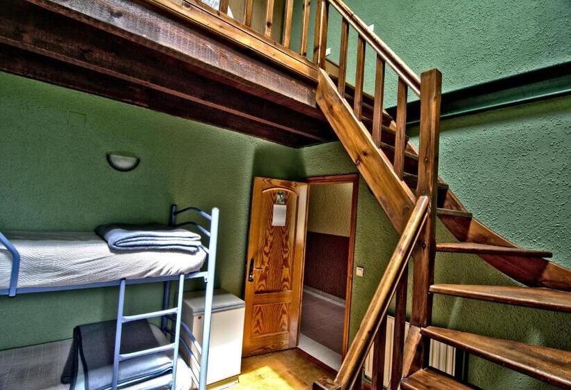 Четырехместный Номер Стандарт с Балконом, Albergue Juvenil De Bustiello