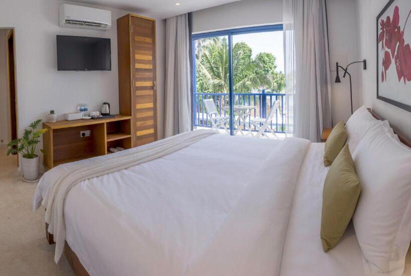 غرفة ديلوكس مطلة على حمام السباحة, The B Resort
