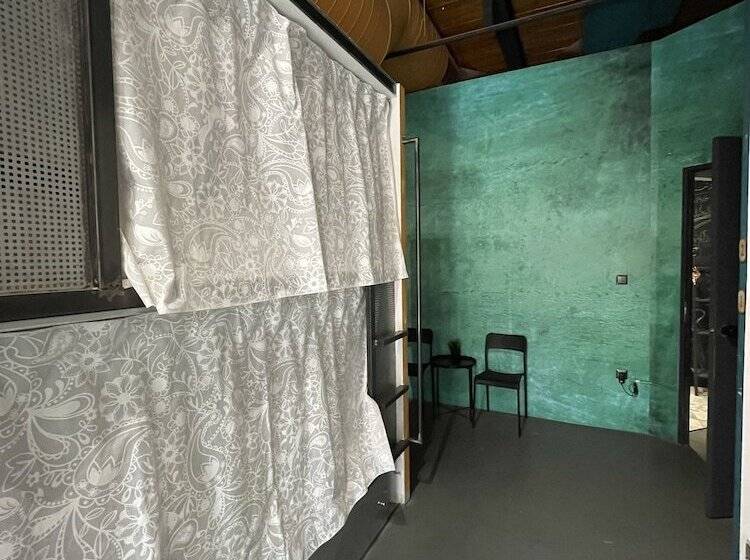 공동 객실, Iconic Athens Hostel