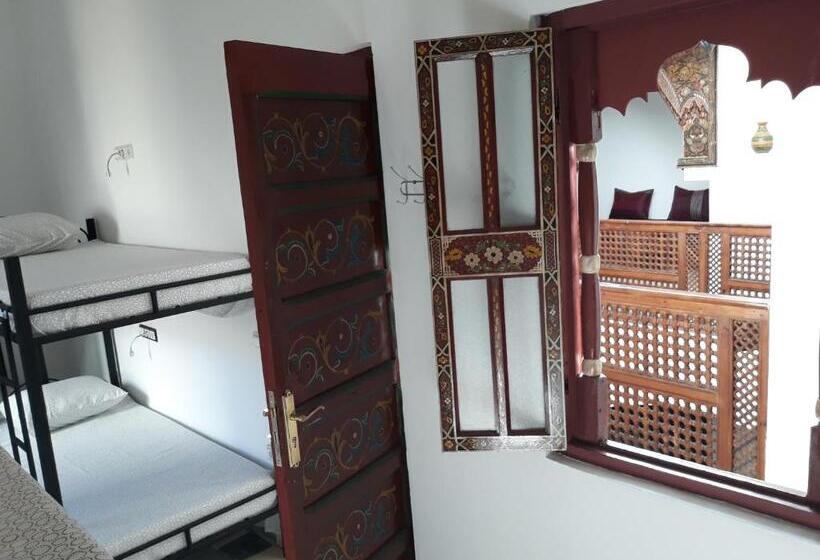 Кровать в Общей Комнате, The Riad Hostel Tangier