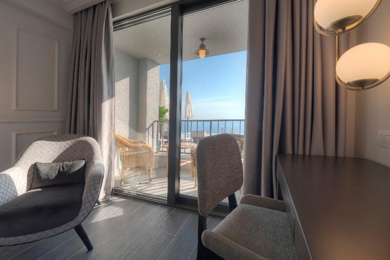 חדר סטנדרט נוף לבריכה, Vivid Blue Serenity Resort