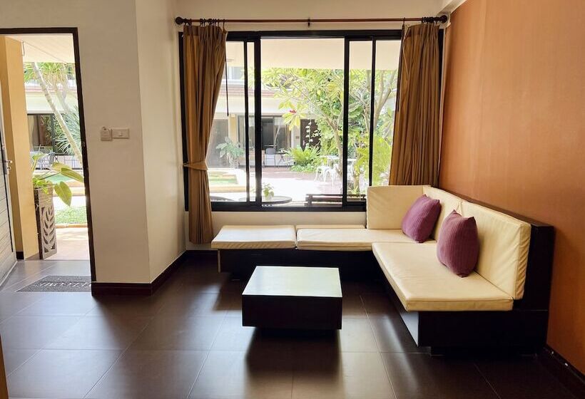 Номер Deluxe Вид на Бассейн, La Villa Khon Kaen