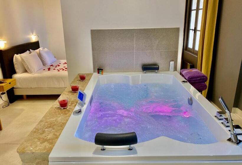 带大床的套房, La Maison Des Vendangeurs   Table D Hôtes Le Soir Du Jeudi Au Dimanche  Jacuzzi   Balnéo Spa   Acces