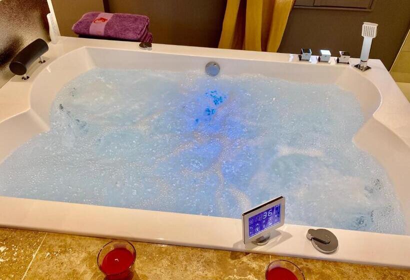 带大床的套房, La Maison Des Vendangeurs   Table D Hôtes Le Soir Du Jeudi Au Dimanche  Jacuzzi   Balnéo Spa   Acces