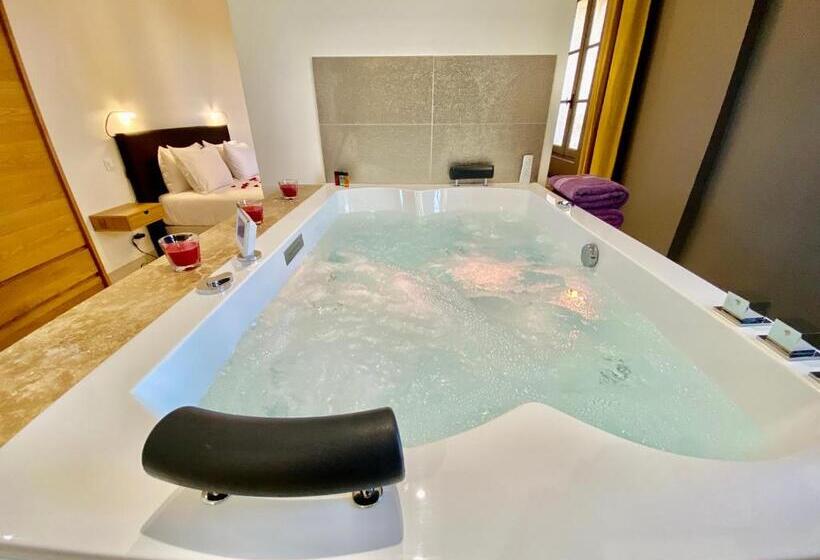 带大床的套房, La Maison Des Vendangeurs   Table D Hôtes Le Soir Du Jeudi Au Dimanche  Jacuzzi   Balnéo Spa   Acces