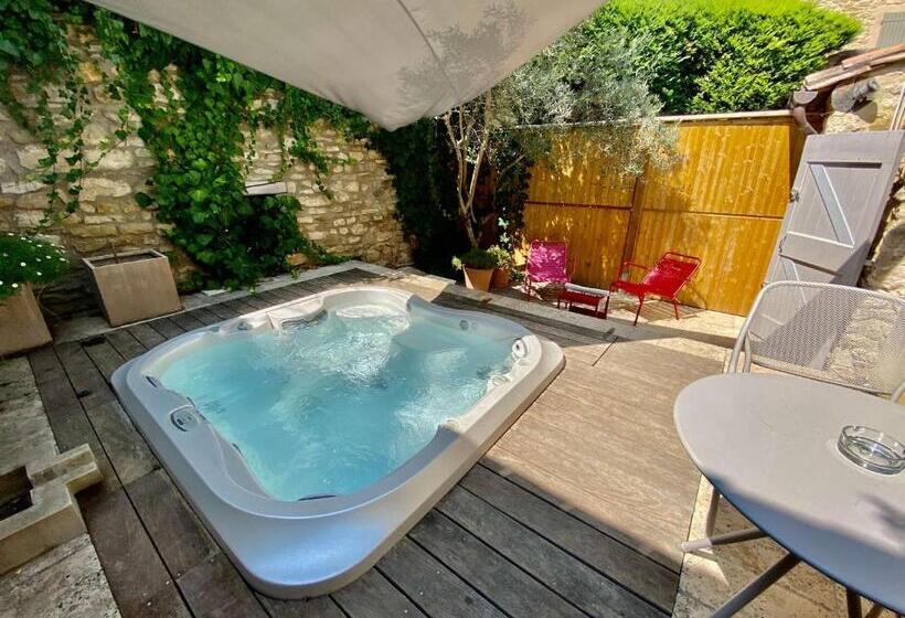 带按摩浴盆的套房, La Maison Des Vendangeurs   Table D Hôtes Le Soir Du Jeudi Au Dimanche  Jacuzzi   Balnéo Spa   Acces