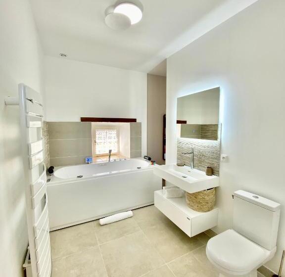 带大床的标准间, La Maison Des Vendangeurs   Table D Hôtes Le Soir Du Jeudi Au Dimanche  Jacuzzi   Balnéo Spa   Acces