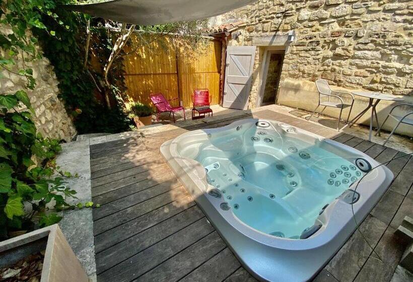 带按摩浴盆的套房, La Maison Des Vendangeurs   Table D Hôtes Le Soir Du Jeudi Au Dimanche  Jacuzzi   Balnéo Spa   Acces