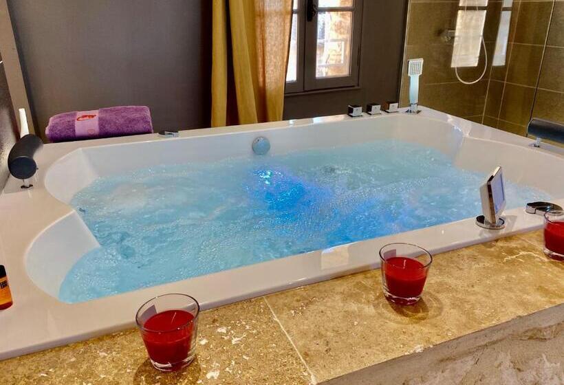 带大床的套房, La Maison Des Vendangeurs   Table D Hôtes Le Soir Du Jeudi Au Dimanche  Jacuzzi   Balnéo Spa   Acces