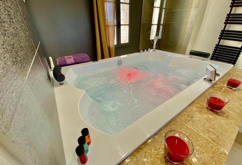 带大床的套房, La Maison Des Vendangeurs   Table D Hôtes Le Soir Du Jeudi Au Dimanche  Jacuzzi   Balnéo Spa   Acces