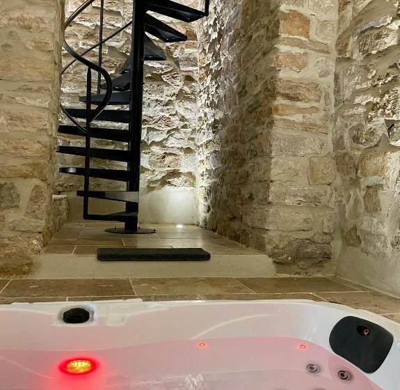 带大床的复式套间, La Maison Des Vendangeurs   Table D Hôtes Le Soir Du Jeudi Au Dimanche  Jacuzzi   Balnéo Spa   Acces