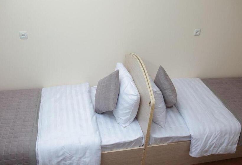 تختخواب در اتاق مشترک, Paradise Inn