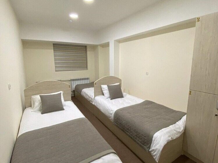تختخواب در اتاق مشترک, Paradise Inn