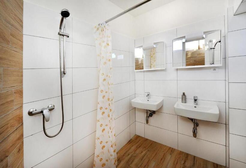 Четырехместный номер эконом класса с общей ванной комнатой, Bel Hostel