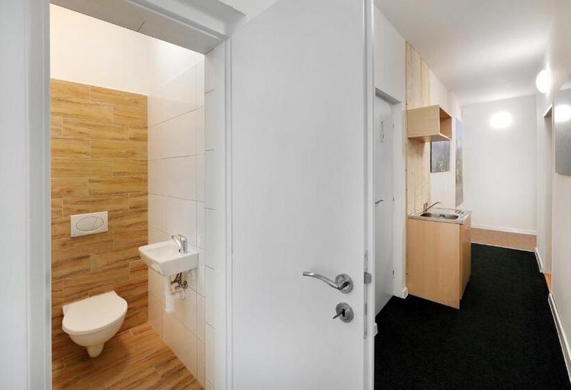 Четырехместный номер эконом класса с общей ванной комнатой, Bel Hostel