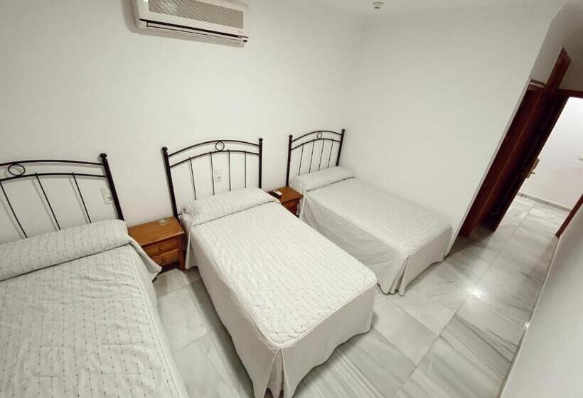اتاق استاندارد سه نفره, Hostal El Molino