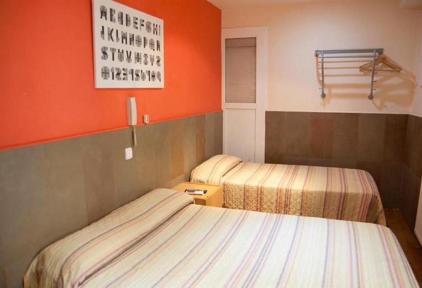 Номер Стандарт Трехместный, Be Ramblas Guest House