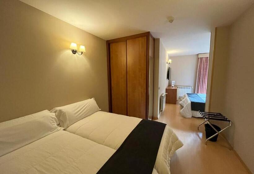 اتاق خانوادگی, Wuau! Hotel Segle Xx