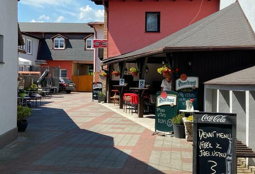 سوییت, Penzion A Restaurace Na Jízdárně