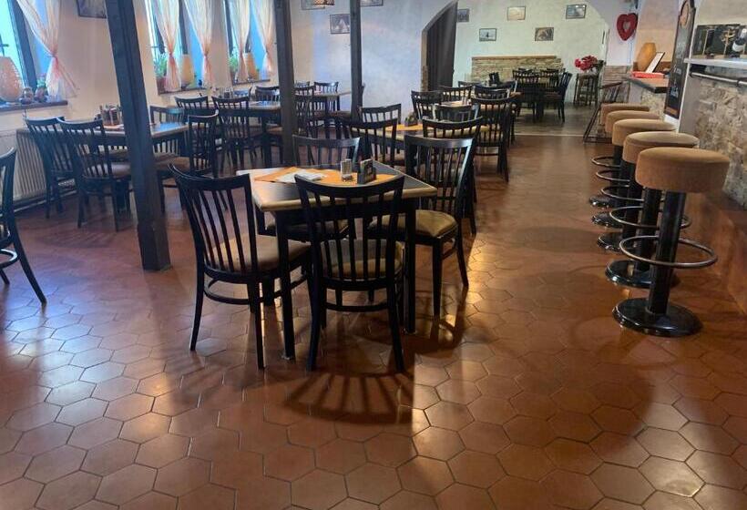 سوییت, Penzion A Restaurace Na Jízdárně