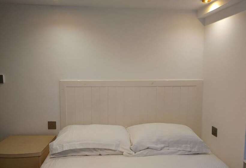 Номер Deluxe, Motel Schmotel