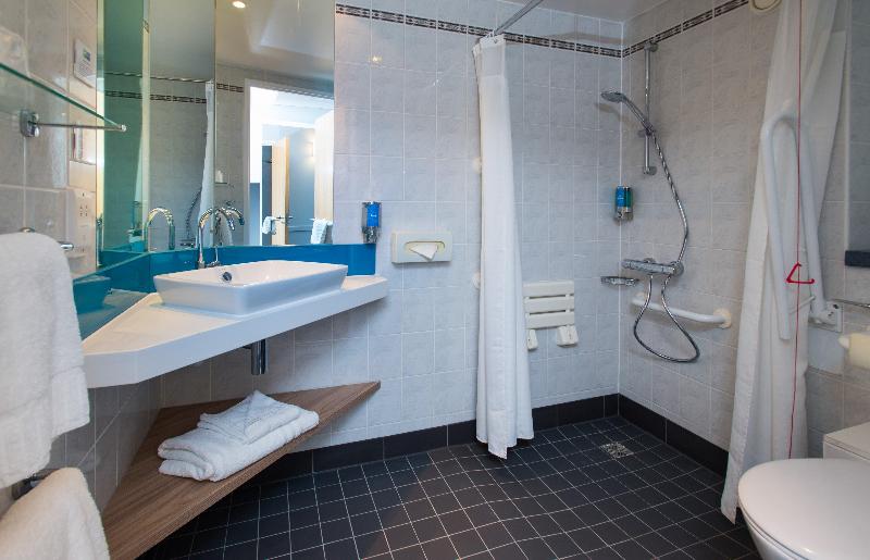 Номер Стандарт Адаптированный для Инвалидов, Holiday Inn Express Bath, An Ihg