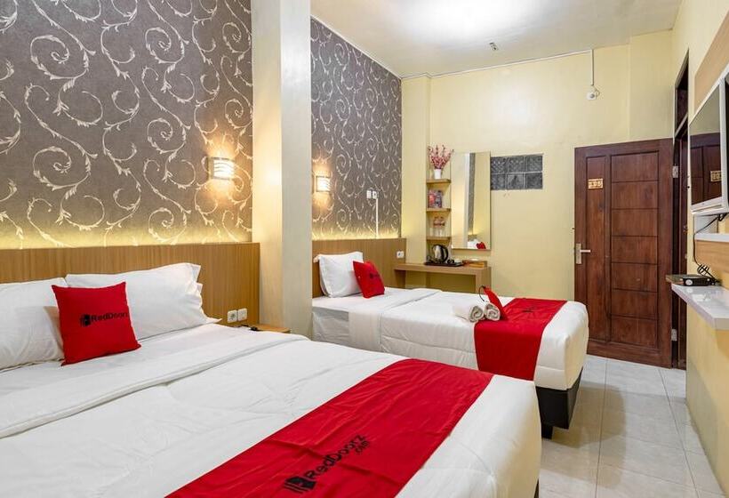 Семейный Номер, Reddoorz Near Dino Park