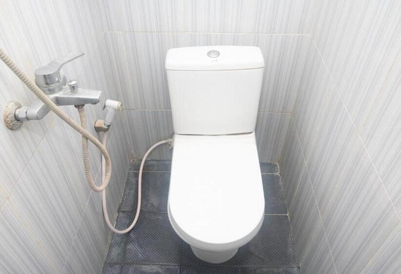 Номер Economy, Reddoorz Syariah Near Stasiun Madiun