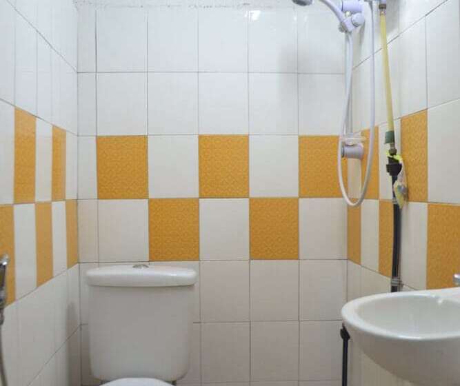 اتاق استاندارد سه نفره, Spot On 89821 Batu Maung Sempoi Inn And Cafe