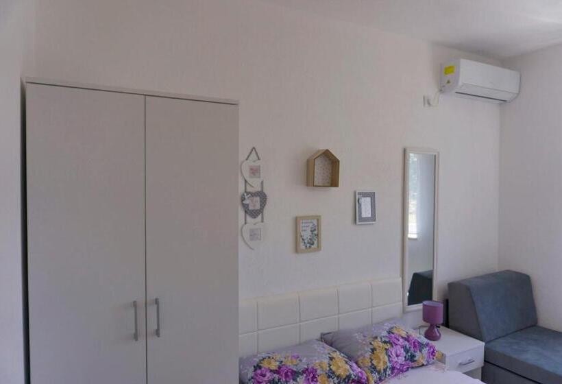 استودیو استاندارد با چشم‌انداز باغ, Apartmani Ogi 1