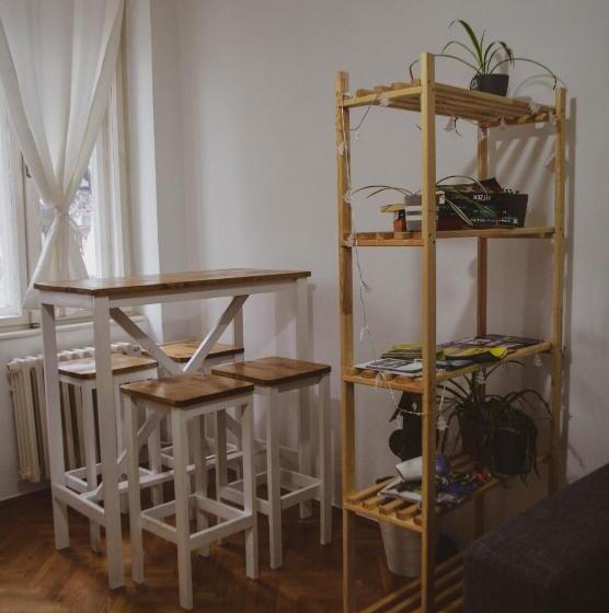 اتاق استاندارد سه تخته با سرویس بهداشتی مشترک, Central Station Private Rooms