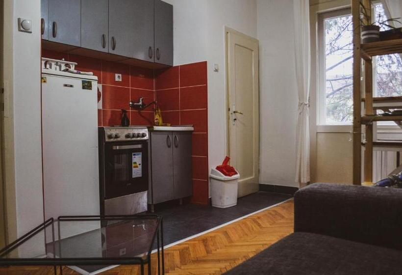 اتاق استاندارد سه تخته با سرویس بهداشتی مشترک, Central Station Private Rooms
