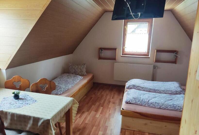 غرفة قياسية ثلاثية, Penzion Leštiny