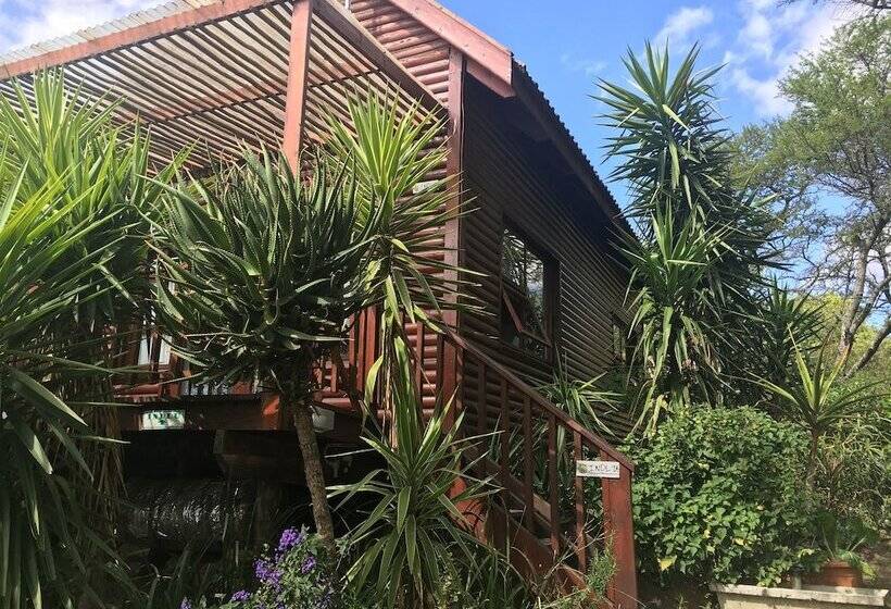 Хижина, A Stone S Throw Accommodation