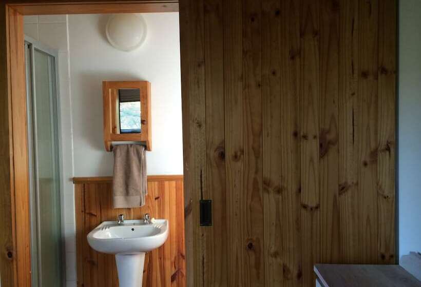Хижина, A Stone S Throw Accommodation
