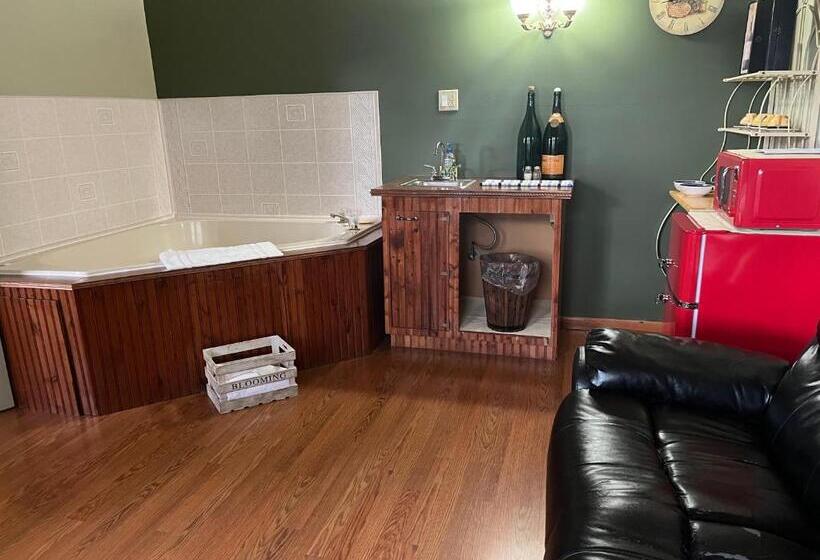 Люкс Deluxe Кровать Кинг, Vinehurst Inn & Suites