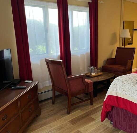 Полулюкс, Vinehurst Inn & Suites
