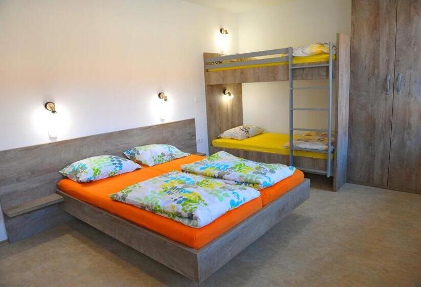 اتاق استاندارد چهارنفره با سرویس بهداشتی مشترک, Hostel Ormož