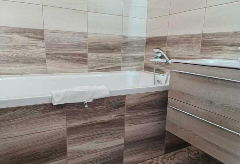 Дом 3 Спальни, Borostyán Vendégház