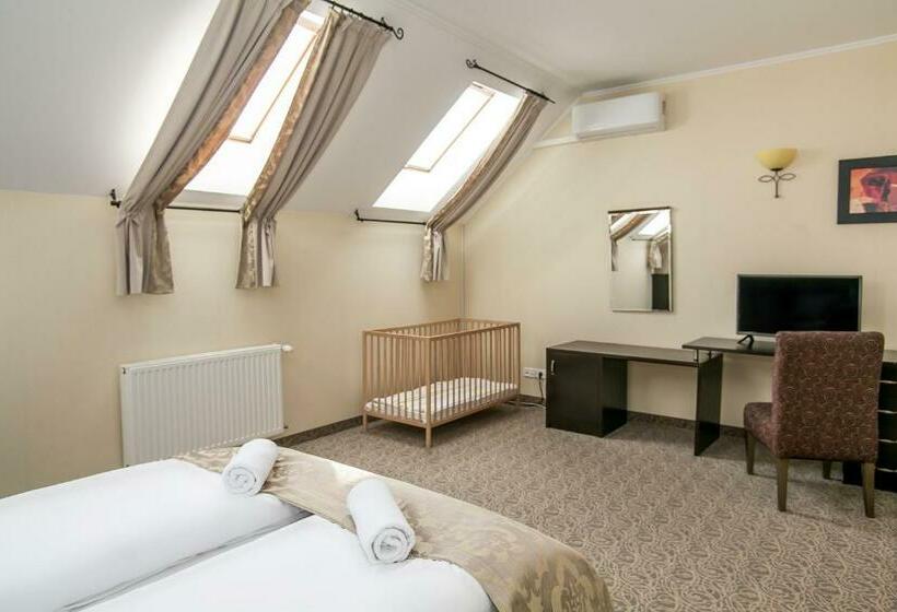 Family Suite, Narád